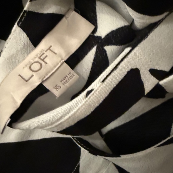 LOFT Ann Taylor Geometric Print Blouse - Picture 4 of 4
